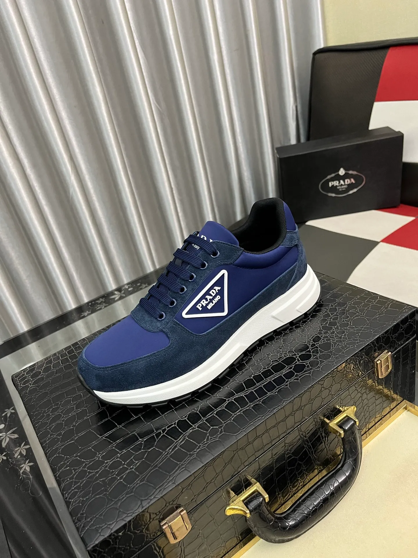Men's shoes 💰420⌚️⌚️Prada•PRADA original quality.~ Unique modern style sneakers. 🏃A must-have casual shoe for trendy men😍😍 Original brand imported from Italy, imported original leather, sheep lining (refuses to discolor and grind feet) Sole: Original sole provided by the original factory, French lazy style design ⚠️Fit to the feet, original quality, super comfortable original sole. It’s like shooting the real thing🎬The real thing is better, high-quality sneakers Size: 38-444️⃣Colors available